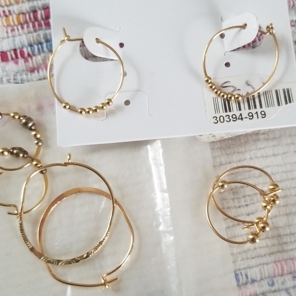 Fashion gold tone hoops spring close - Picture 6 of 6